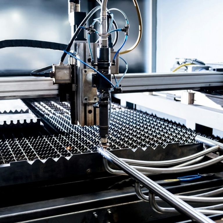 Nahaufnahme Produktion Ein Maschinenarm fertigt Teile aus Metall.