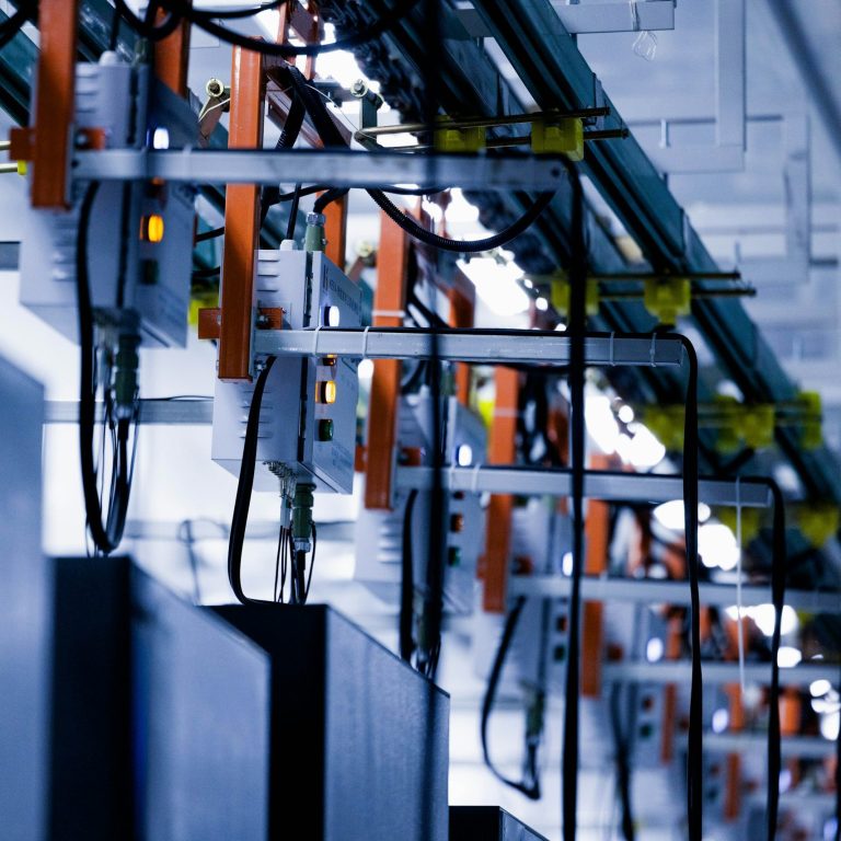 Detailausschnitt Produktion Ausschnitt aus der Produktion: Verbindungseinrichtungen mit Kabeln